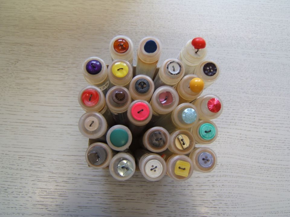 25 Knopfröhrchen/kleine Knöpfe/10-13mm/je 20 Stück gefüllt in Waigolshausen