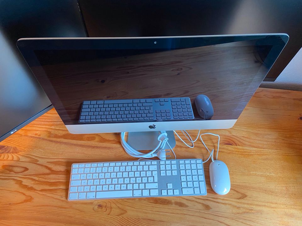 iMac Ende 2013 mit Maus und Tastatur in Peitz