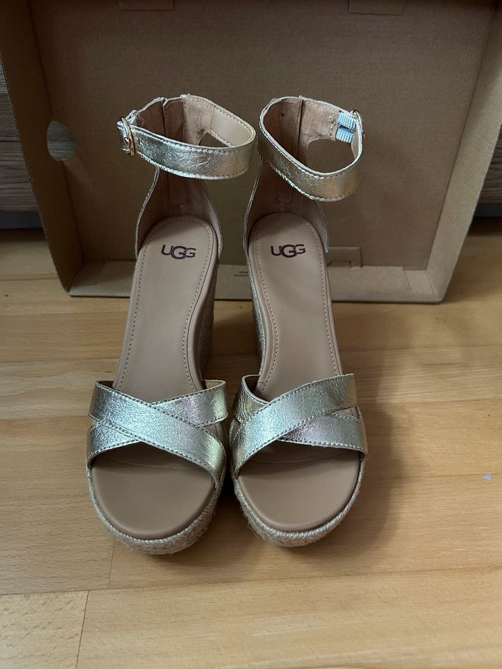 UGG Sandalen neu 37 in Berlin