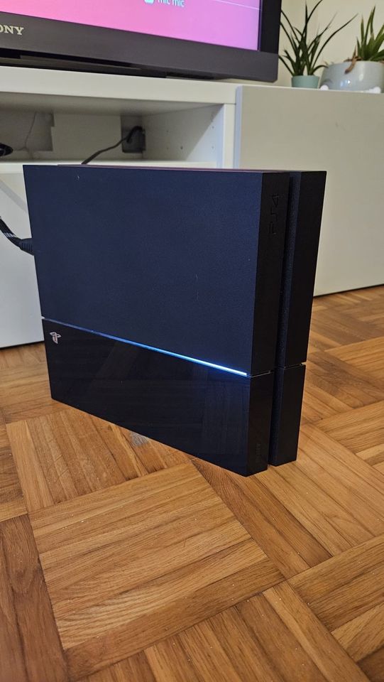 PlayStation 4 + 3 PS4 Spiele in Gröbenzell