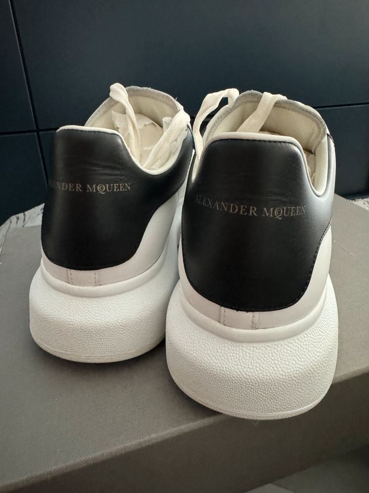 Alexander McQueen Oversized Sneaker 41.5 (fällt wie 42-42.5 aus) in Berlin