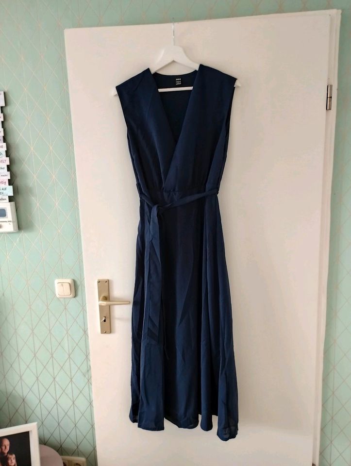 Neu! Damen Kleid (navy, Schlitz, ohne Arm, Midi, Shein) in Pinneberg