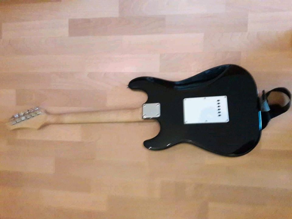 E Gitarre mit Tasche in Zella-Mehlis