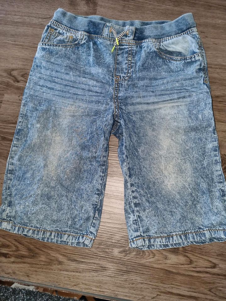 Dünne kurze Jeans in Großkrotzenburg