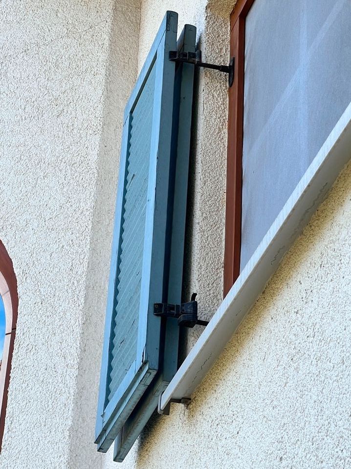 Fensterläden aus Holz mit Halterung in Ansbach