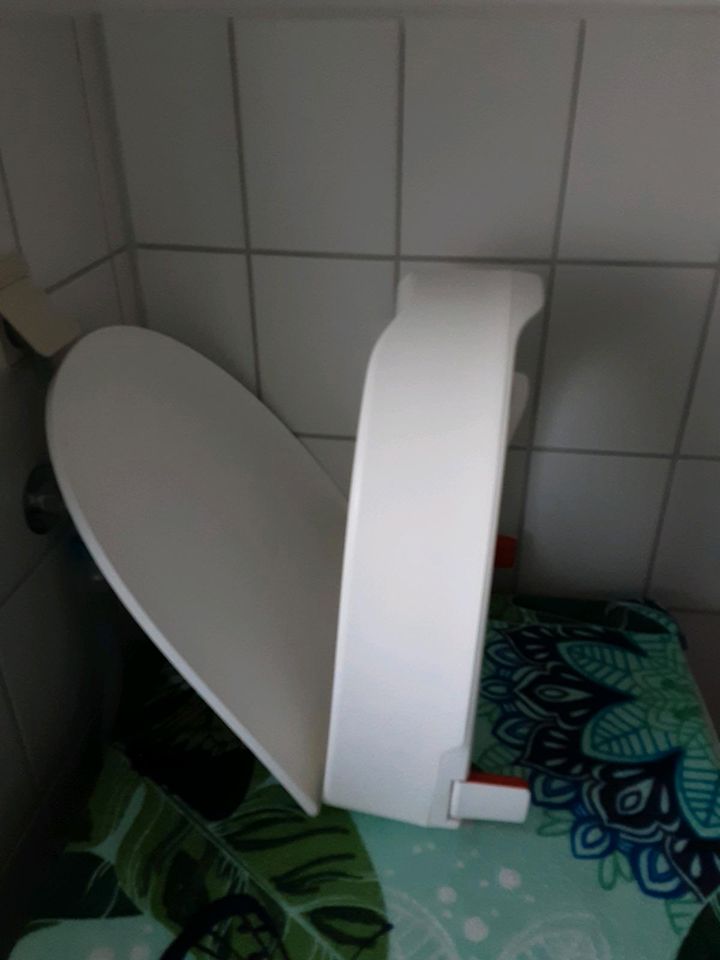 Toilettensitz Erhöhung, kaum benutzt, gereinigt und desinfiziert in Bremen