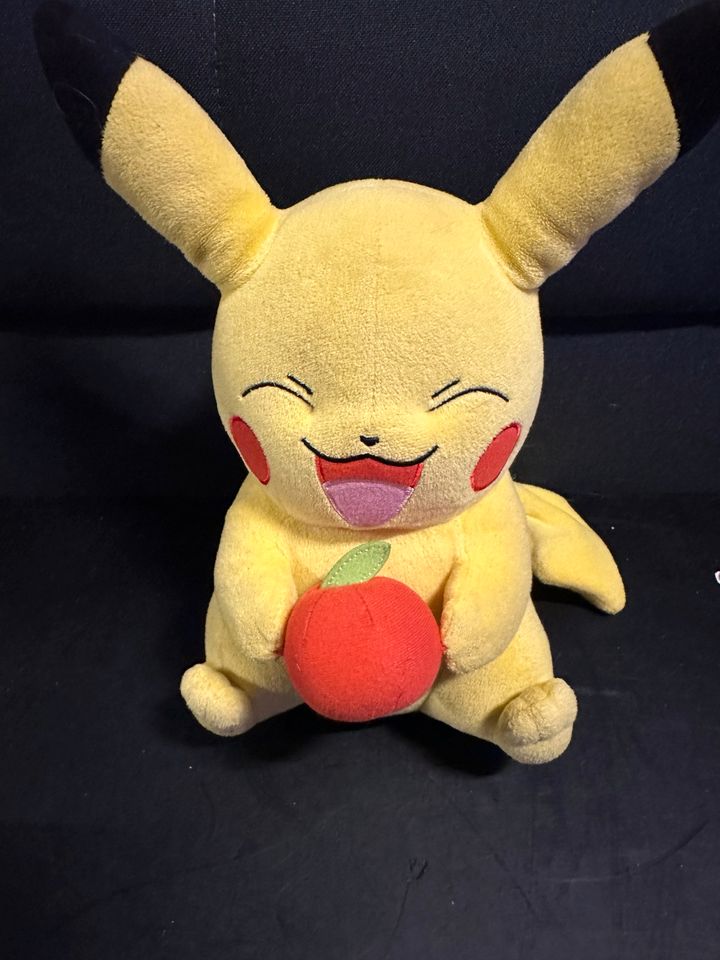 Pikachu - Roter Apfel - Tomy - Plüsch - Pokemon in Berlin