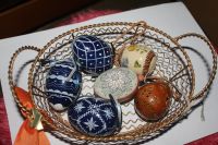 3 Eier aus Kunststoff und 3 Eier aus Keramik mit Metallkorb Niedersachsen - Ahlerstedt Vorschau
