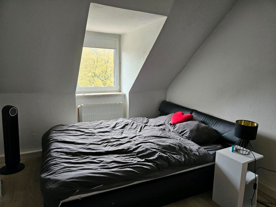2 Zimmer Wohnung DG mit EBK, Balkon + teilmöbliert gegen Ablöse in Hannover