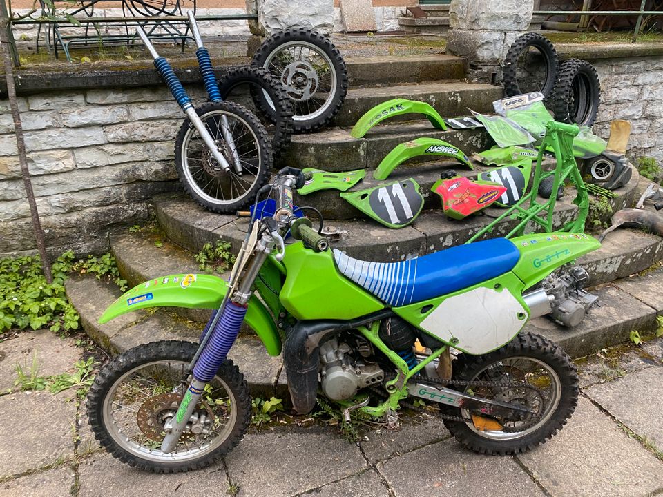 2x Kawasaki Kx80 Vollcross – Ein Motorrad komplett, eines zerlegt in Reutlingen