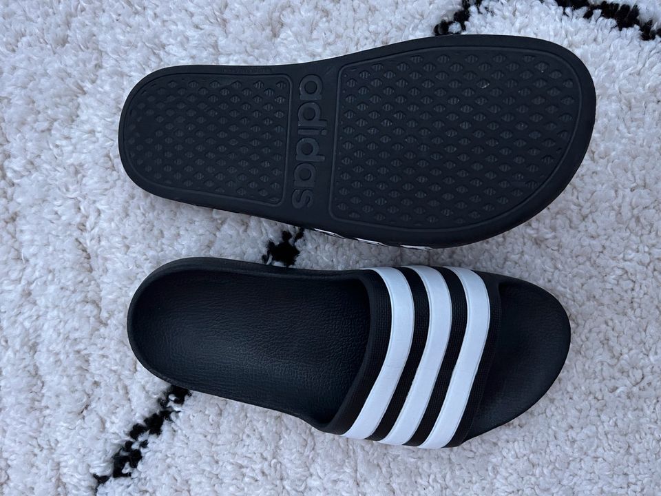 Adidas Adiletten schwarz weiß Größe 35/36 in Jena