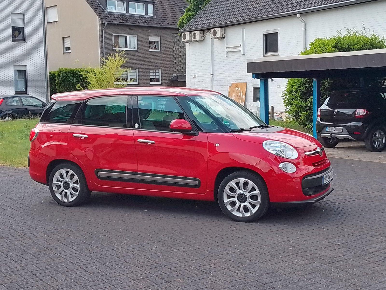 Abbildung des Autos Fiat 500L, rot, gepflegt…