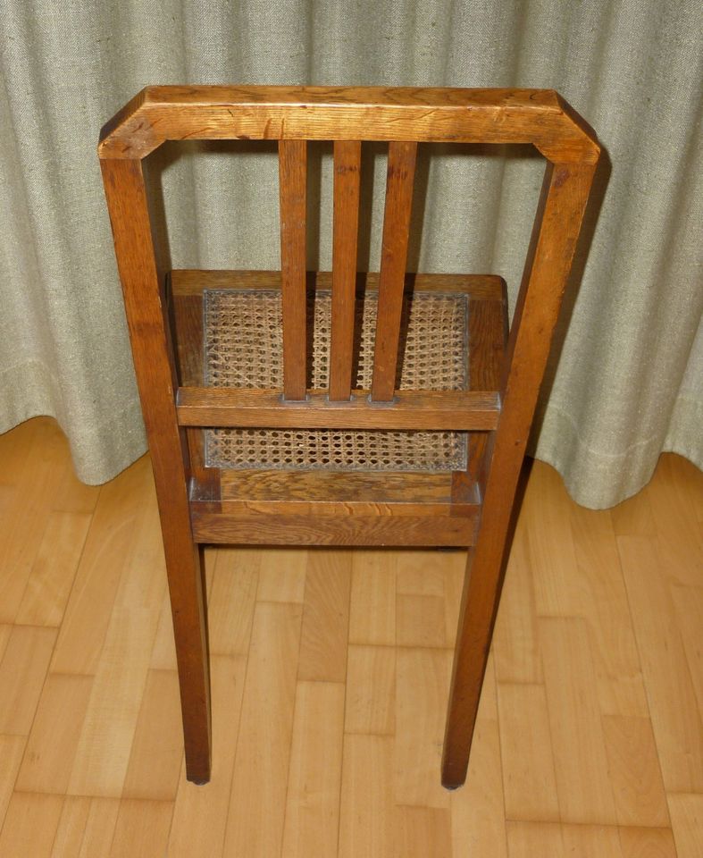 Stuhl antik aus Holz mit kleinem Loch im Wiener Geflecht in Künzell