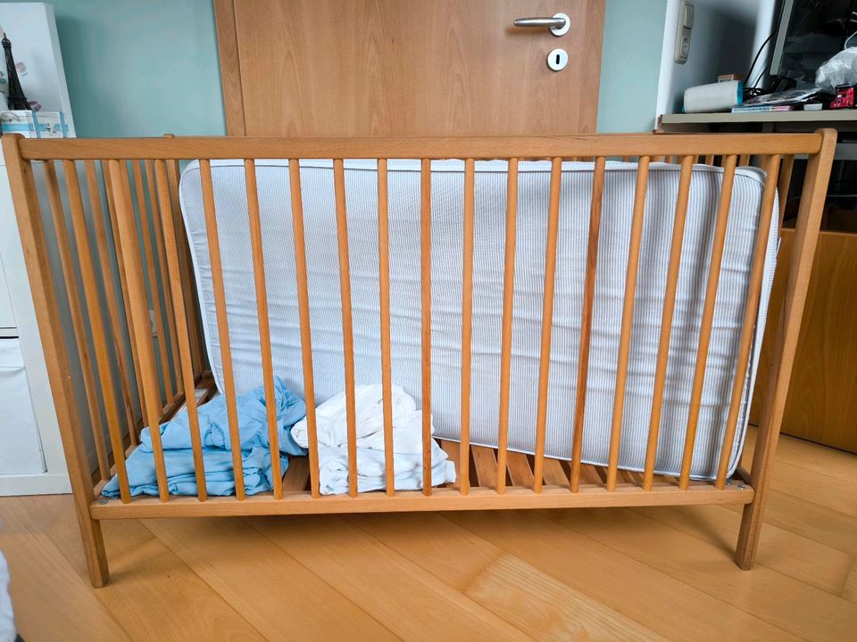 Babybett SNIGLAR 120x60 mit Schaummatratze SULTAN DRÖMMA / IKEA in Neufahrn