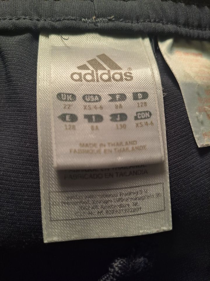 Kurze ADIDAS Sporthose in 128 in Bürgstadt