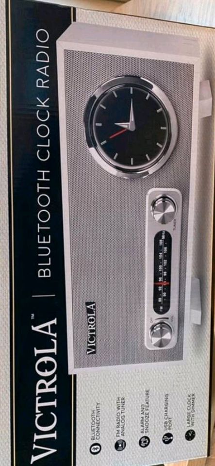 Tolles Victrola Radio Bluetooth Analog Uhr USB in Illertissen