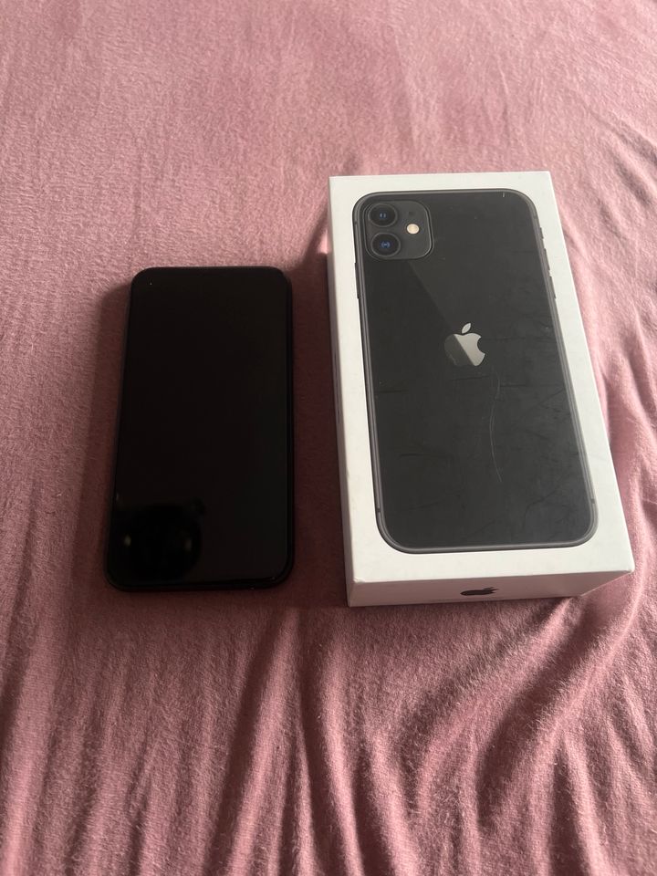 iPhone 11 schwarz 64GB mit viel Zubehör in Heinsberg