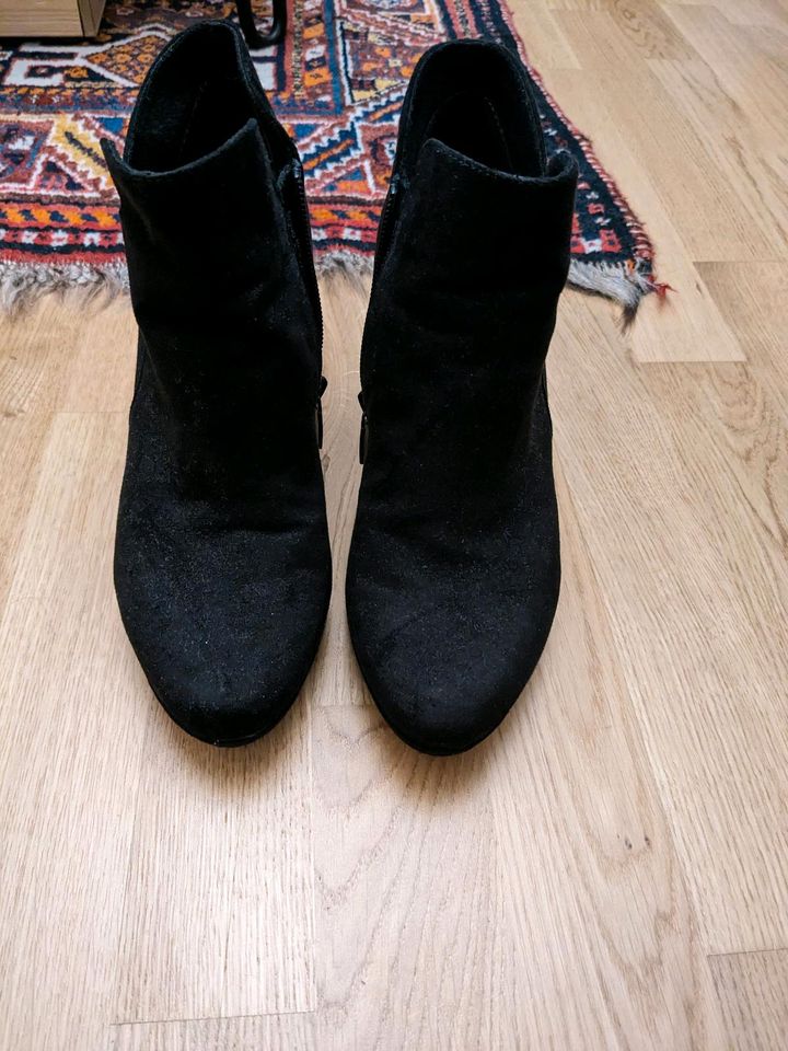 Schicke schwarze Stiefeletten in Berlin