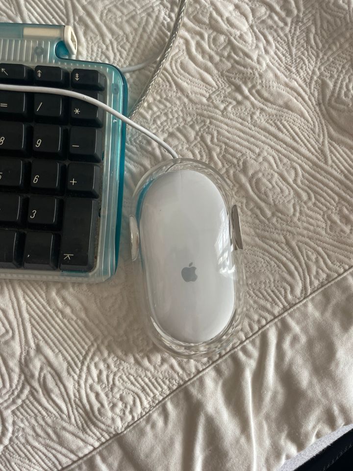 Imac G3 in blau, Tastatur in grün und Maus in Syke