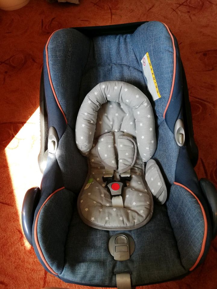 Maxi Cosi mit Isofix Station in Röbel