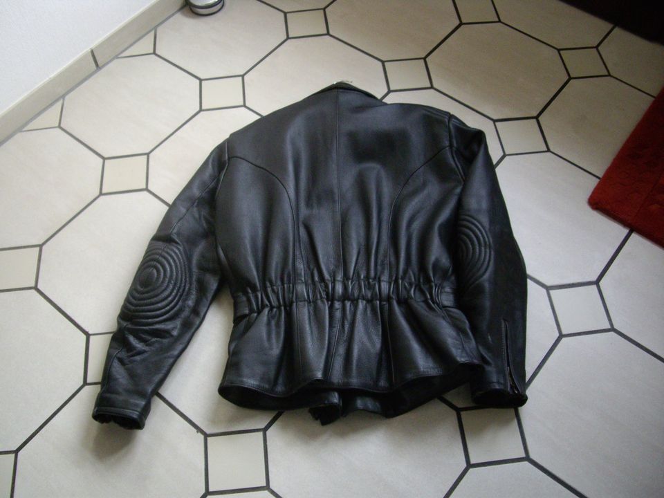 Motorradbekleidung Leder Jacke und Hose Gr. 52 in Velen