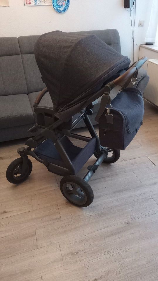 Kinderwagen + Babyschale + Autohalterung in Kirchhundem