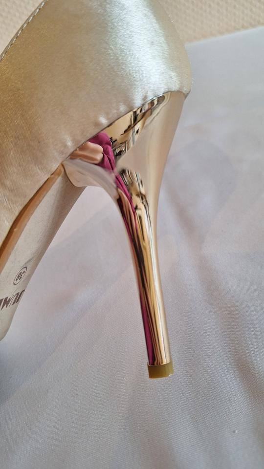 Cremefarbene High Heels mit goldener Schnalle, Größe 36 in Gröbenzell