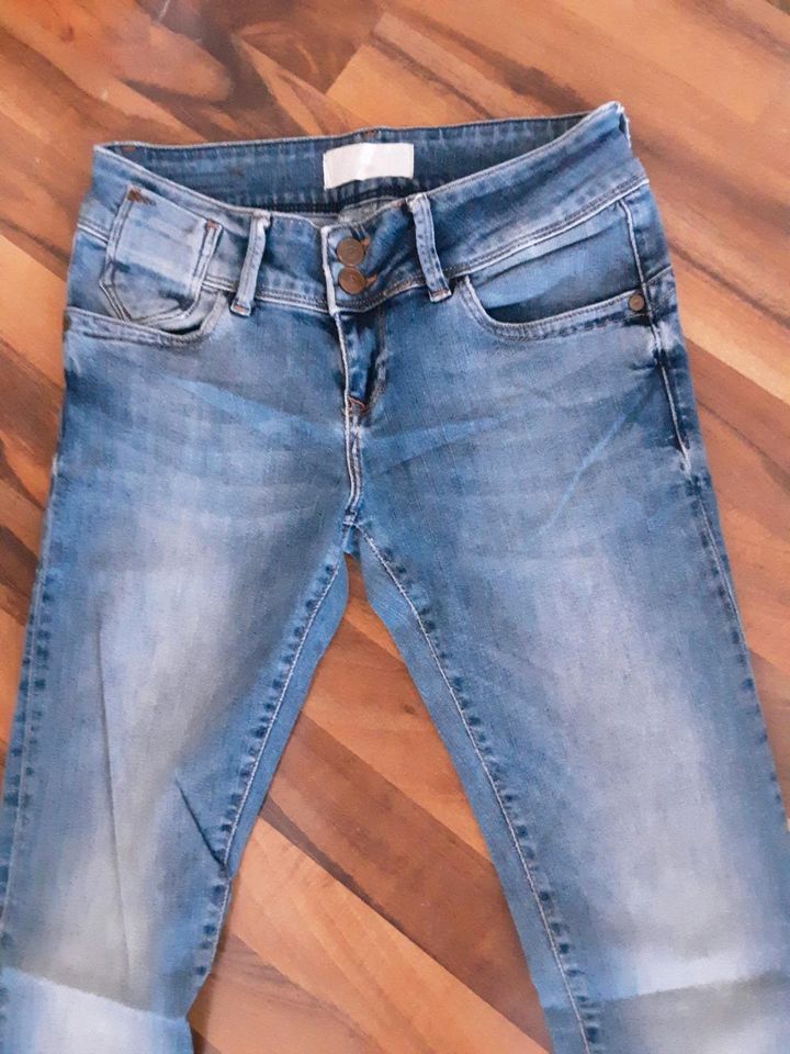 Size  : 26/32  Cross Jeans in Dresden