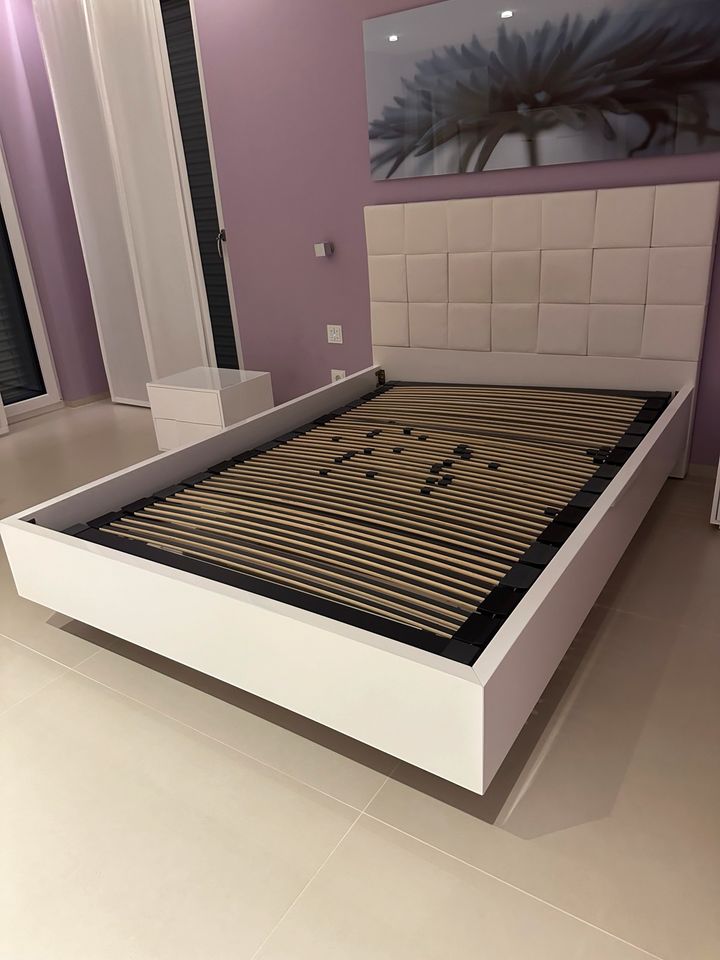Bett weiß Lack glänzend 140x200cm zu verschenken in Groß-Zimmern