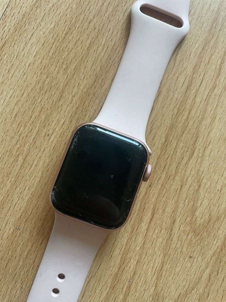 Voll funktionsfähige Apple Watch SE 2020 Roségold mit ladekabel in Köln
