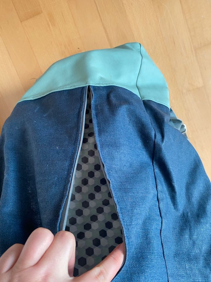 Blauer Rucksack in Kiel