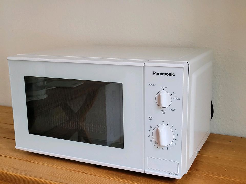 PANASONIC Mikrowelle NN-E201W  (800Watt) in Hamburg