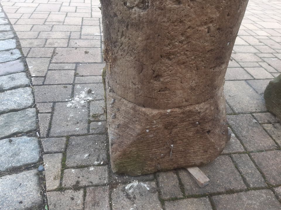 Antike Historische Sandstein Säule Stele Kapitell Sockel Podest in Reinhardtsgrimma