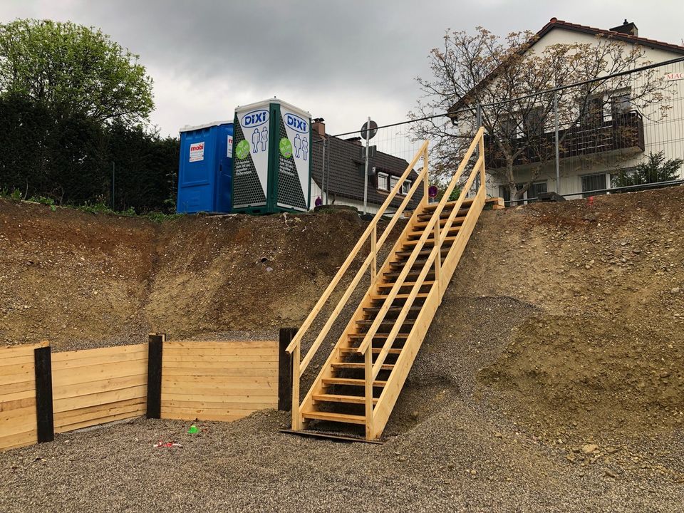 Baugruben -Holztreppe aus unbehandeltem Massivholz in München