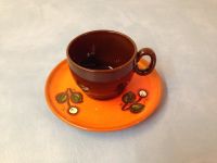 70er Jahre Keramik-Tasse mit Untertasse orange/braun + Blumen. Nordrhein-Westfalen - Issum Vorschau