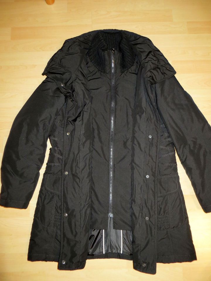 Schwarze Winterjacke Gr. 40 mit zweifachen Kragen in Düren