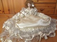 wunderschöne alte Puppe mit Porzellankopf +sehr aufwendigen Kleid Hessen - Usingen Vorschau