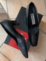 Klassische schwarze POLLINI Lederpumps Gr.38 sehr gut erhalten Hessen - Büdingen Vorschau