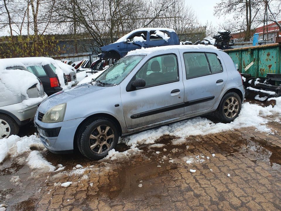 Renault Clio Schlachtfest Ersatzteile Einzelteile Blau Bj.2004 in Bremervörde