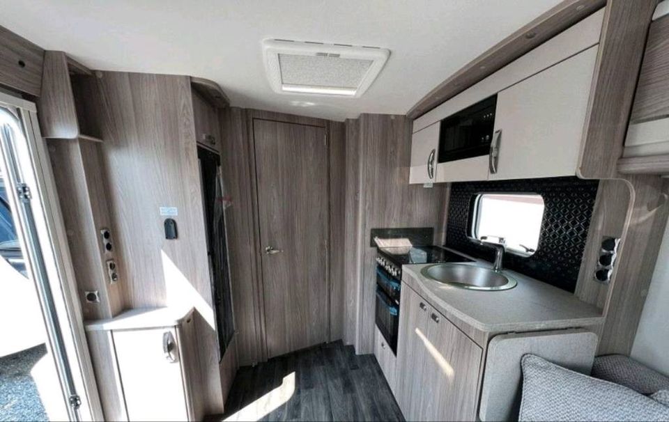 Neuen Luxus Wohnwagen mit Dachklimaanlage mieten - bis zu 4 Personen - Luxusbad mit Dusche  - Separates Schlafzimmer mit Queensbett - Sprite Cruzer 635 SR in Ostbevern