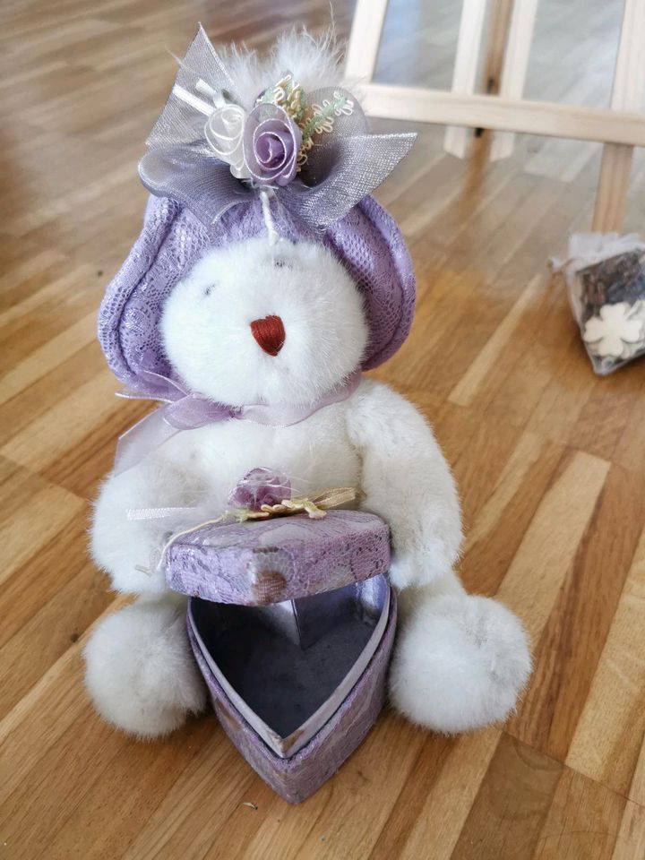 Teddy mit Schatulle in Ronnenberg