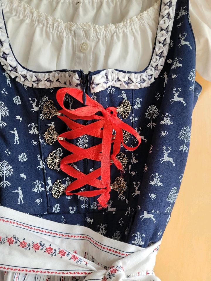 Dirndl dunkelblau mit Schürze und Bluse gebraucht in Rosenheim