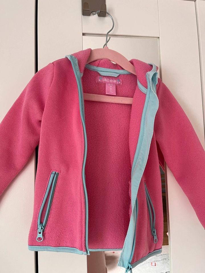 flauschige Kinder Strickjacke Gr. 98 in Neubukow