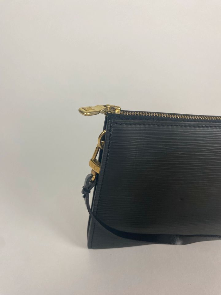 Louis Vuitton Epi-Leder Pochette in Pforzheim