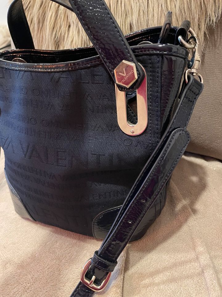 Valentino Handtasche Blau Canvas und Lackleder in Löhne