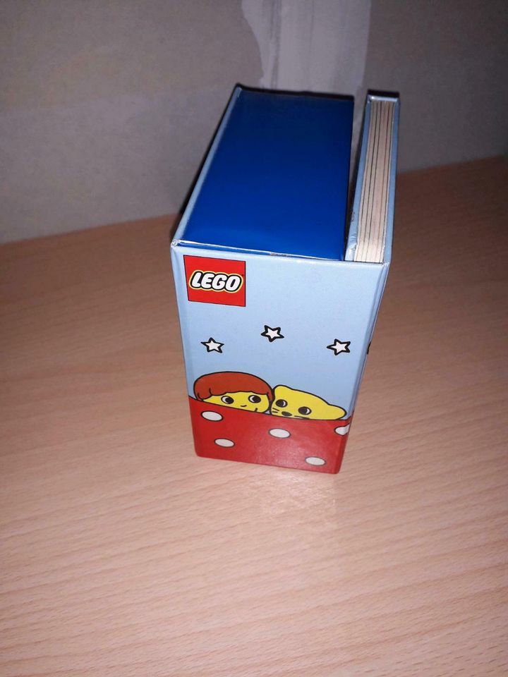 Buch mit Spielzeug Lego in Zeven