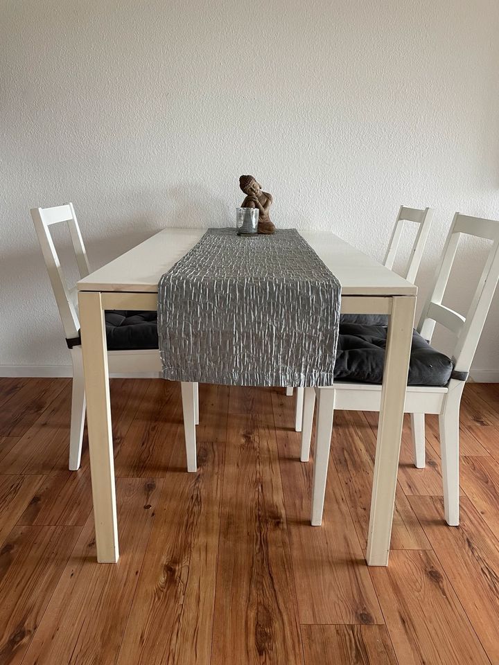 Ikea Esstisch, Küchentisch, weiß mit Stühlen und Sitzkissen in Dresden
