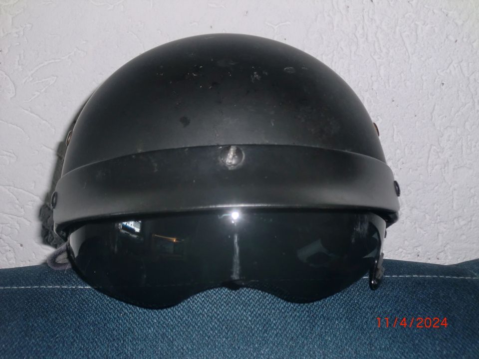 Motorrad Chopper Helm in Böbrach