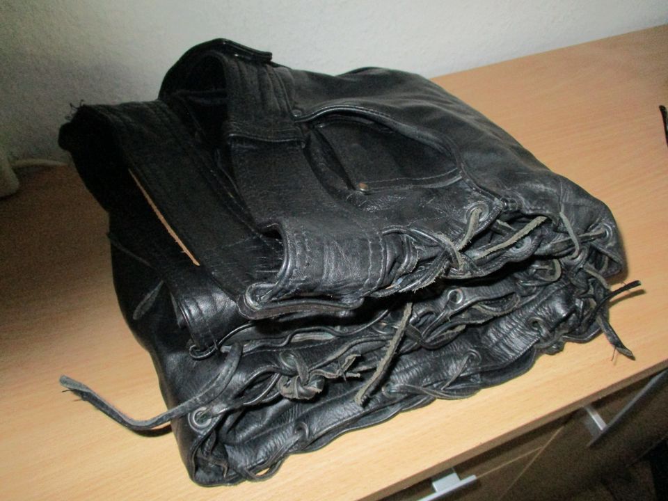 biete schwarze  Lederhose zum Kauf an in Berlin