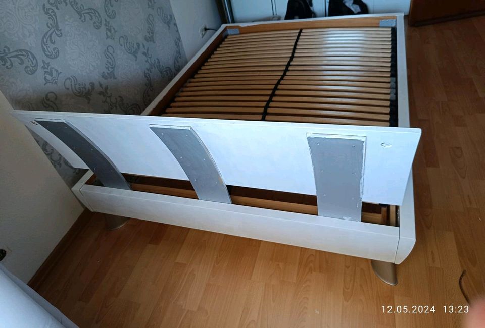 Bett mit Lattenrost 140x200cm/ Aufzug im Haus vorhanden!! in Monheim am Rhein